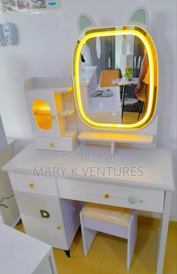 Dresser With Mirror