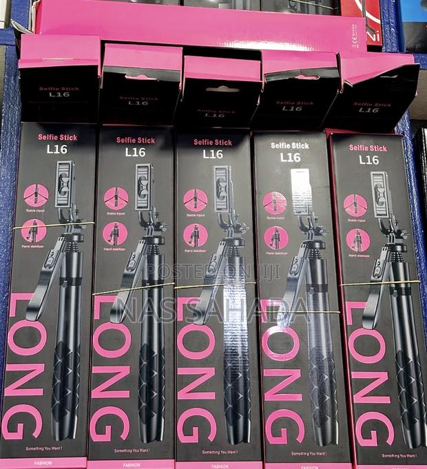 L16 Selfie Stick With Tripod · Photo 2