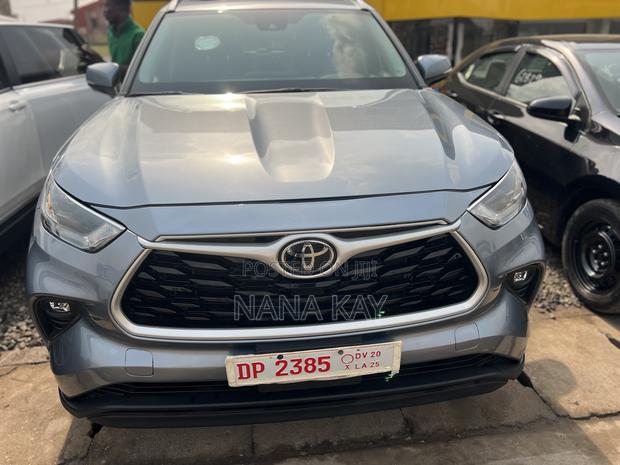 Toyota Highlander XLE 2022 Blue