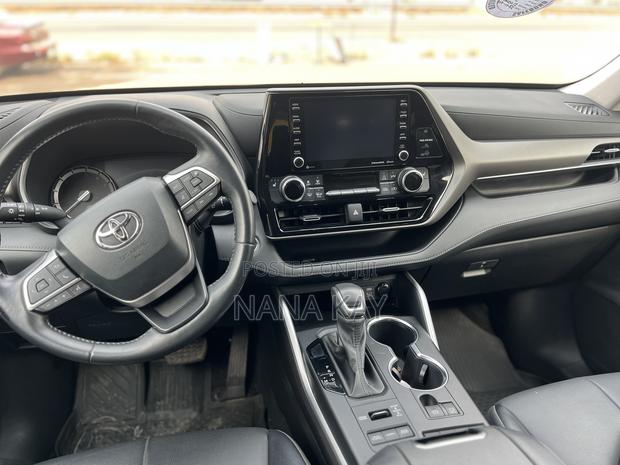 Toyota Highlander XLE 2022 Blue