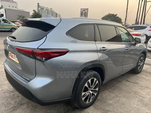 Toyota Highlander XLE 2022 Blue