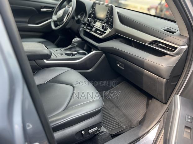 Toyota Highlander XLE 2022 Blue