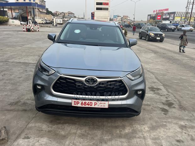 Toyota Highlander XLE 2022 Blue