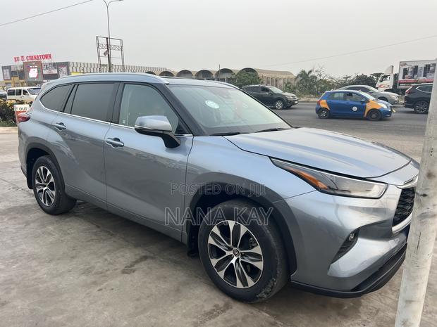 Toyota Highlander XLE 2022 Blue