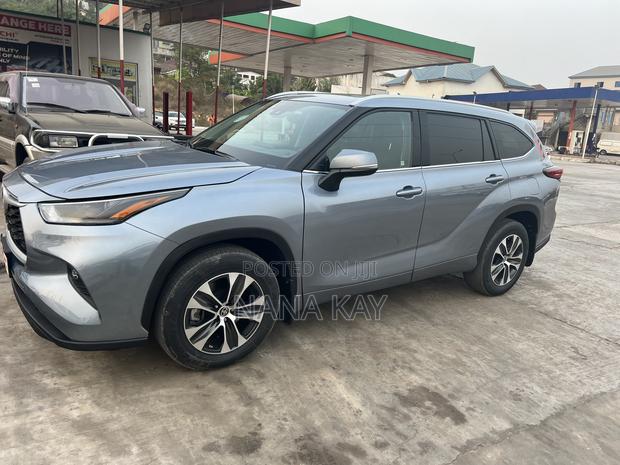 Toyota Highlander XLE 2022 Blue