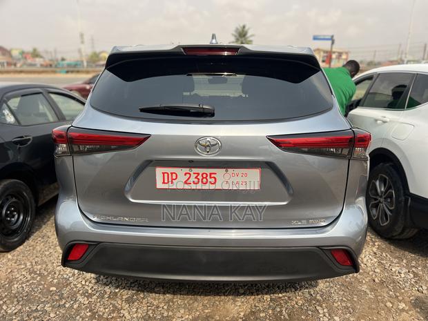Toyota Highlander XLE 2022 Blue