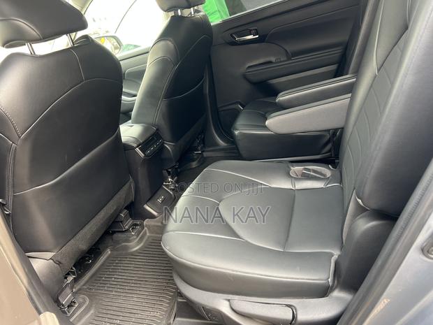 Toyota Highlander XLE 2022 Blue