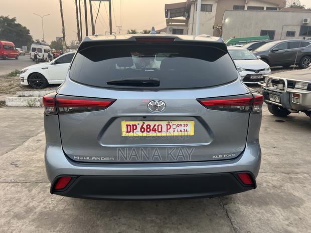 Toyota Highlander XLE 2022 Blue