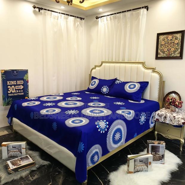 2 Bedsheets and Four Pillow Cases( Fitted Sheet Set) · Photo 2