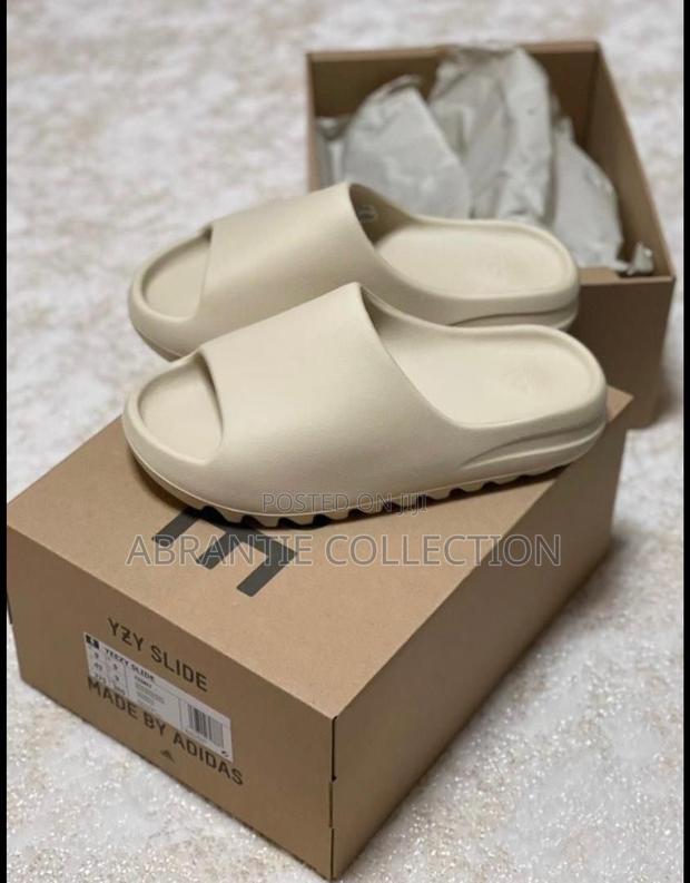 Adidas Yeezy Slides Cream · Photo 3