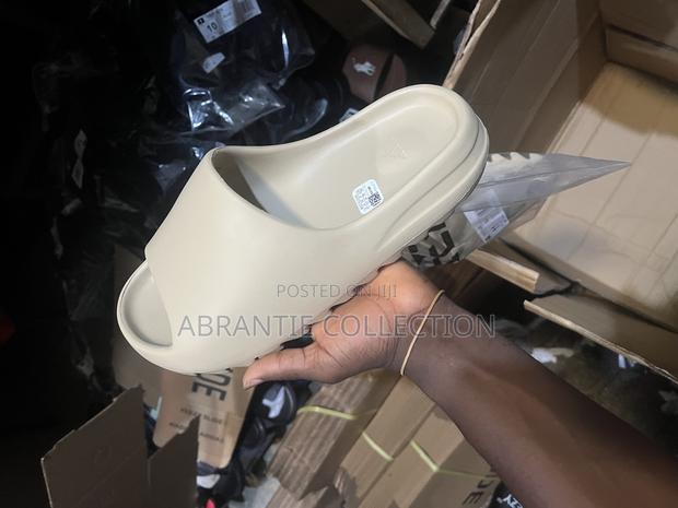 Adidas Yeezy Slides Cream · Photo 4