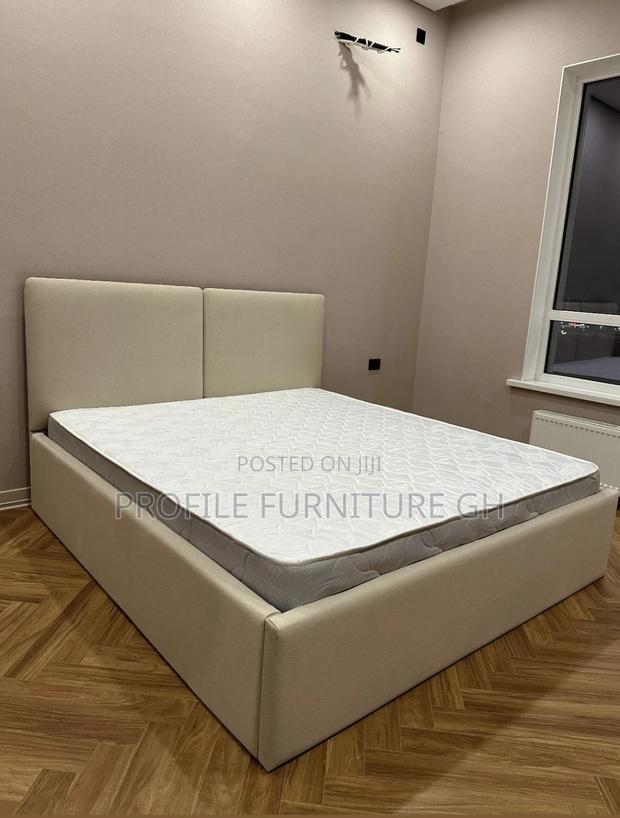Elegant Vintage Queen Size Bedframe With Mattress · Photo 2