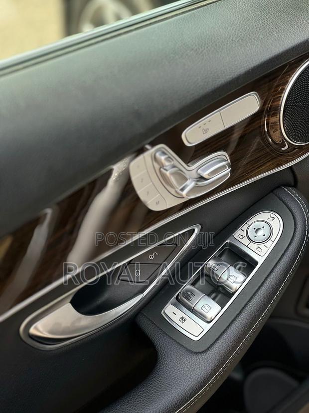 Mercedes-Benz C300 2020 Black photo 7