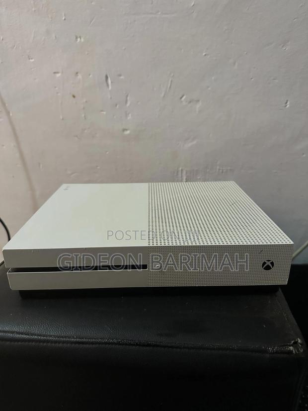 Xbox One S 1tb With Games and 2 Controllers · Photo 4