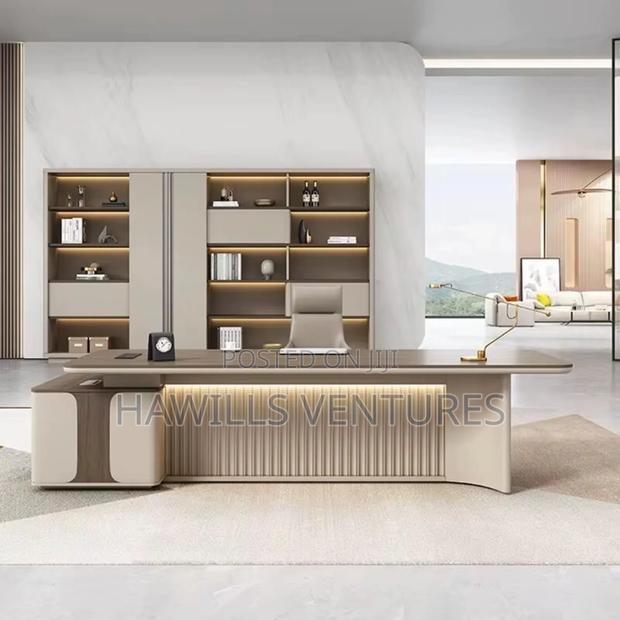 Executive Office Luxury Table · Photo 2