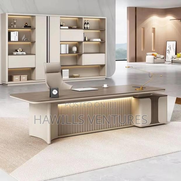Executive Luxury Desk · Photo 2