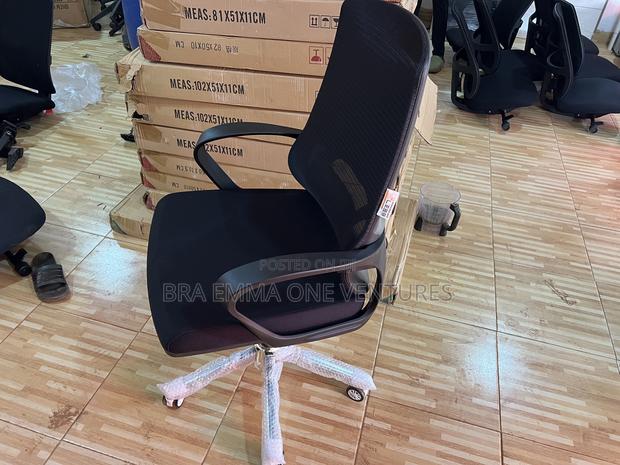 Brand New Swivel Chair · Photo 4