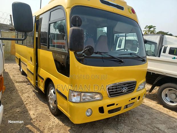 Hyundai County 2012 Yellow