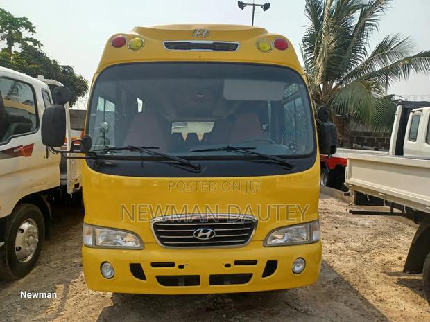 Hyundai County 2012 Yellow