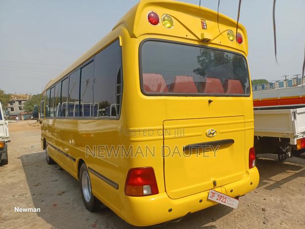Hyundai County 2012 Yellow