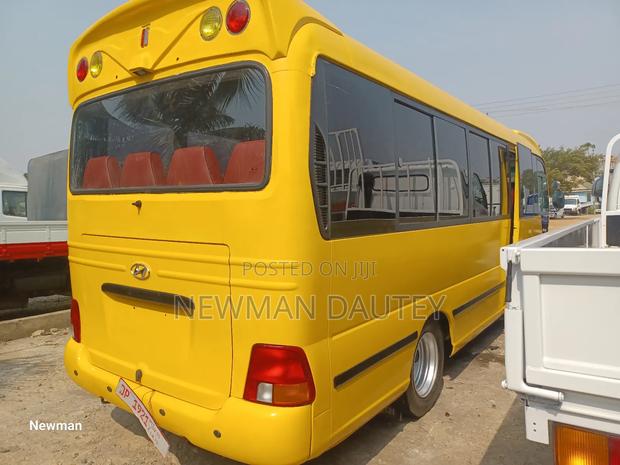 Hyundai County 2012 Yellow