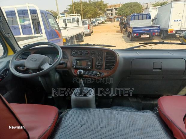Hyundai County 2012 Yellow