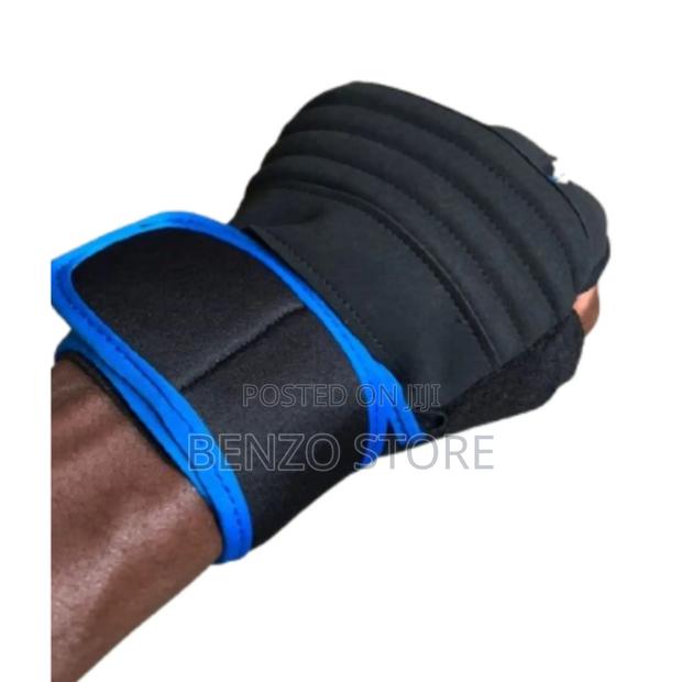 Original Half Fingers Hand Gloves For Gym And Motor Riders · Photo 1