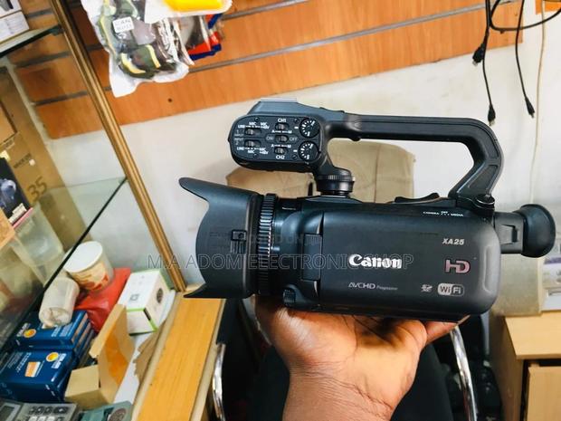 Canon XA25: Power, on-the-Go · Photo 2