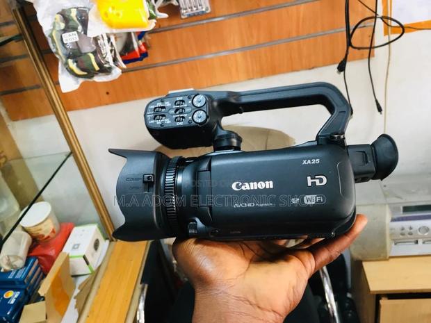 Canon XA25: Power, Professional Workflow · Photo 2