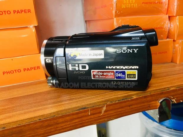 Sony HDR-XR550: Capture Life in High Definition · Photo 2