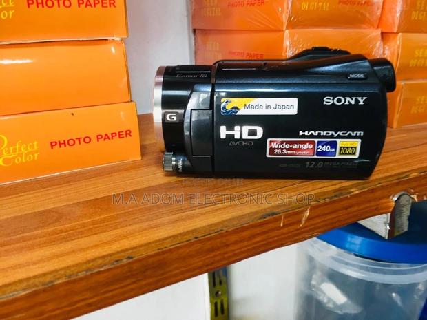 Sony HDR-XR550: Your Portable HD Video Studio · Photo 2