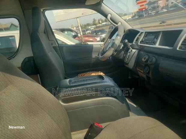 Toyota HiAce 2015 White