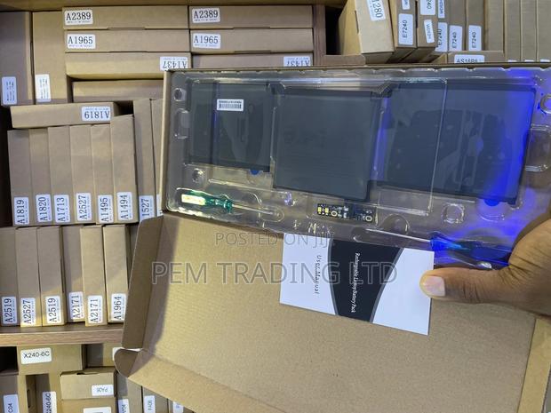 All Macbook Batteries Available · Photo 4