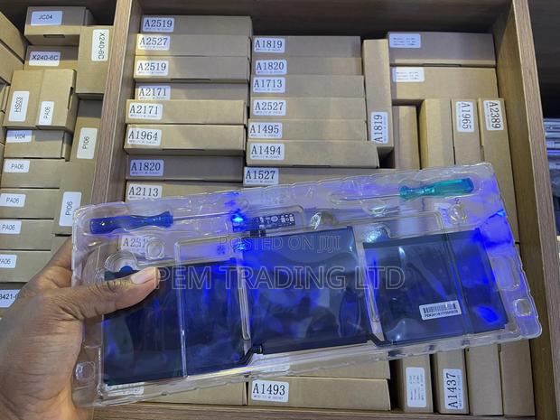 All Macbook Batteries Available · Photo 3