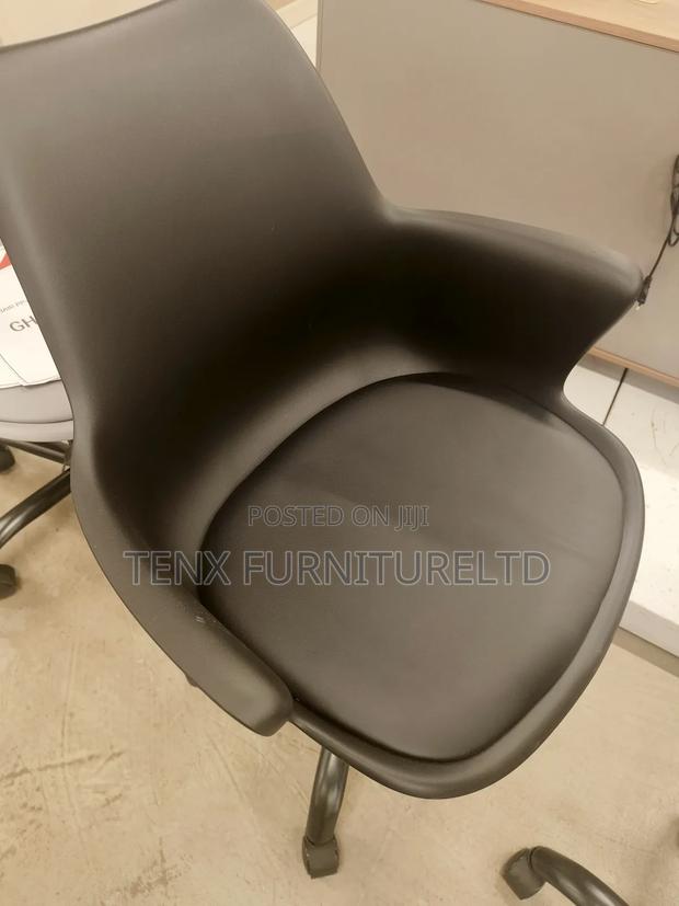 Swivel Office Chair (Black) · Photo 3