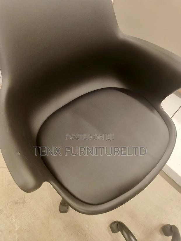 Swivel Office Chair (Black) · Photo 4