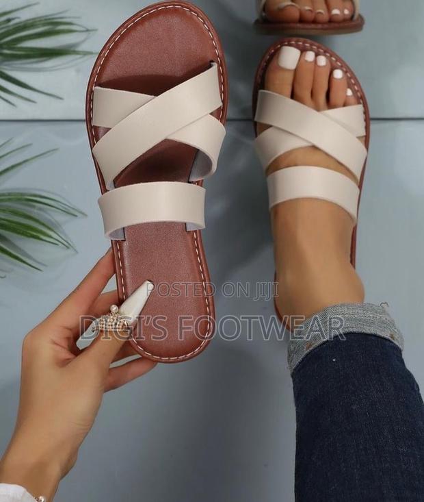 Almond White Ladies Slippers · Photo 3