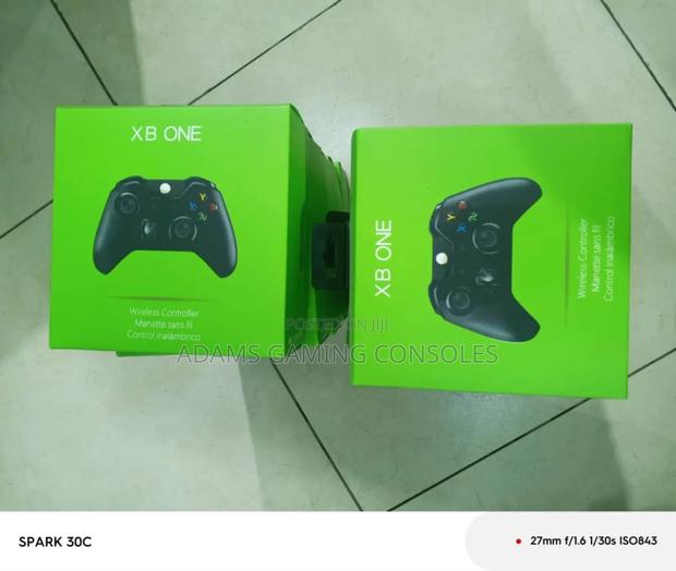 Xbox One Controllers Selling · Photo 3