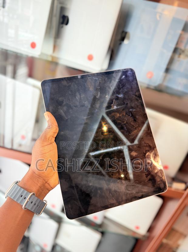 Apple iPad Pro 12.9 (2022) 128 GB Gray · Photo 1