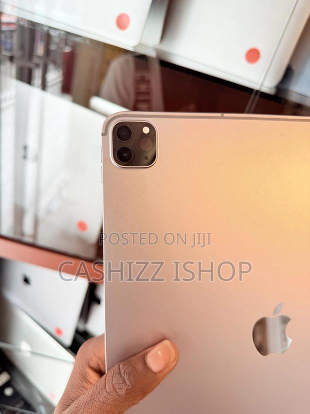 Apple iPad Pro 12.9 (2022) 128 GB Gray · Photo 3