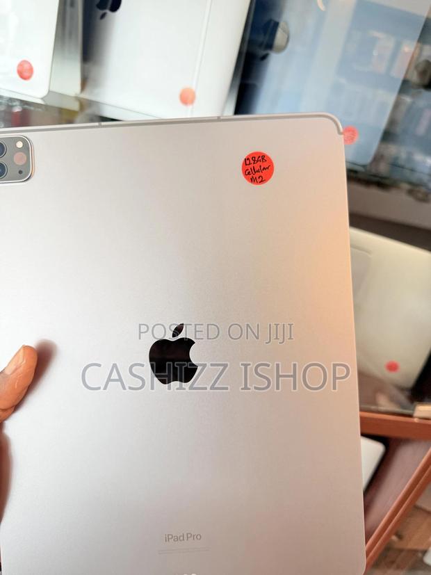 Apple iPad Pro 12.9 (2022) 128 GB Gray · Photo 4
