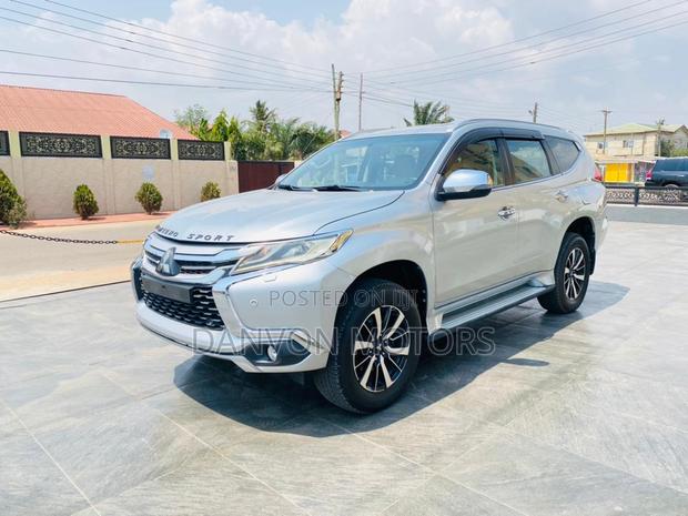 Mitsubishi Montero Sport 2017 Silver photo 2