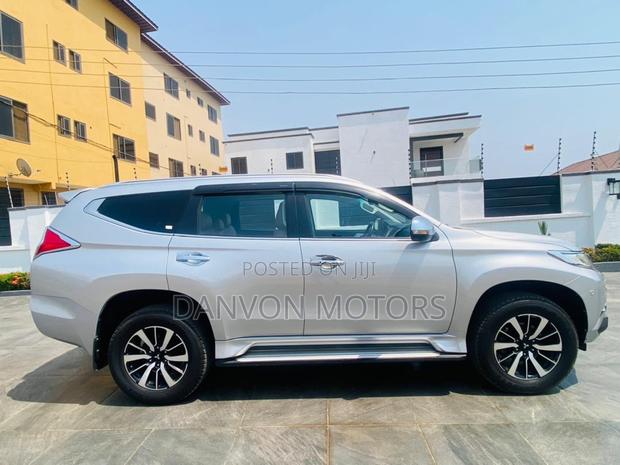 Mitsubishi Montero Sport 2017 Silver photo 3