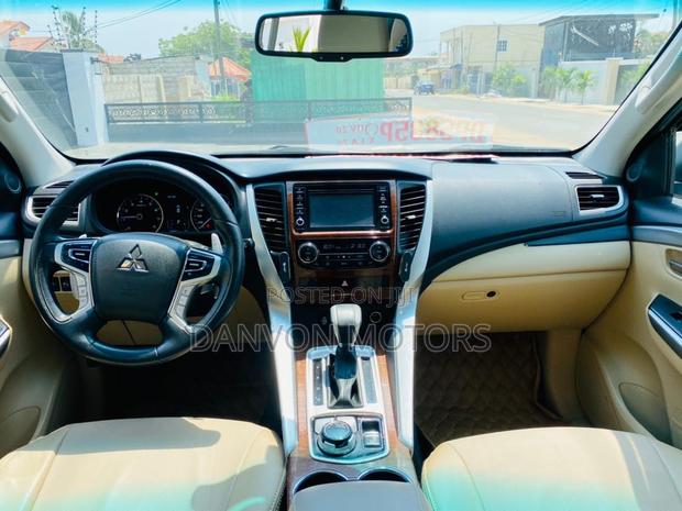 Mitsubishi Montero Sport 2017 Silver photo 4