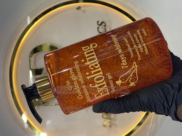 Golden Glow Intensive Whitening Exfoliating Shower Gel · Photo 2