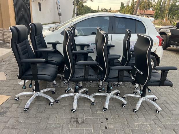 Durable Leather Swivel Chairs · Photo 2