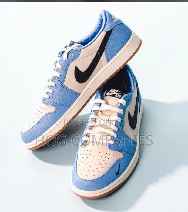 Nike Air Jordan 1 Sneakers · Photo 3