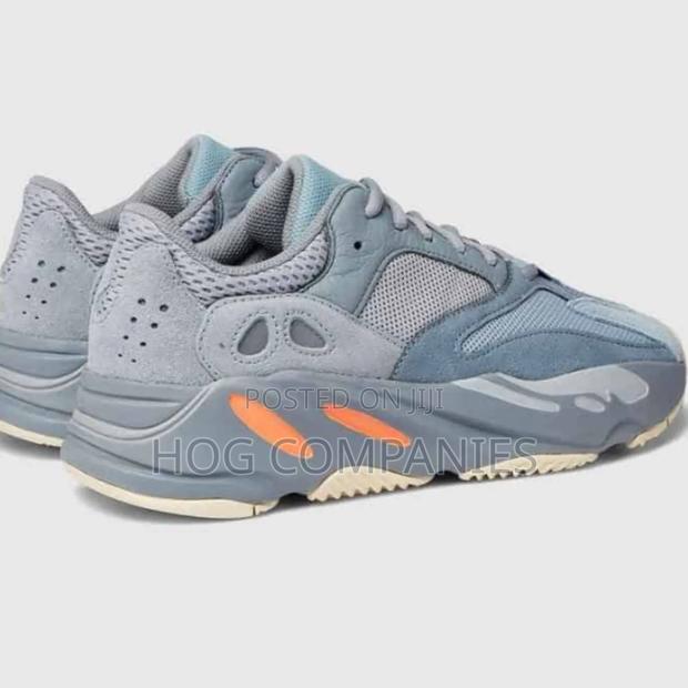 Adidas Yeezy Boost 700 Inertia · Photo 4