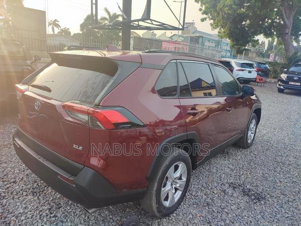 Toyota RAV4 XLE 2021 Brown