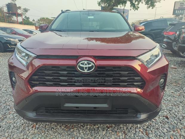 Toyota RAV4 XLE 2021 Brown
